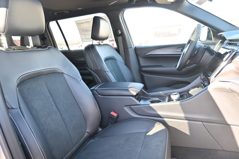 2025 Jeep Grand Cherokee L Altitude XImage 17