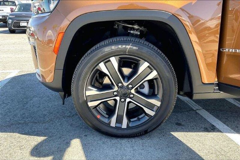 New 2027 Jeep Grand Cherokee Limited 4x4Image 10