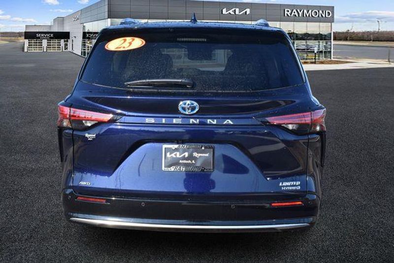 Used 2023 Toyota Sienna LimitedImage 4