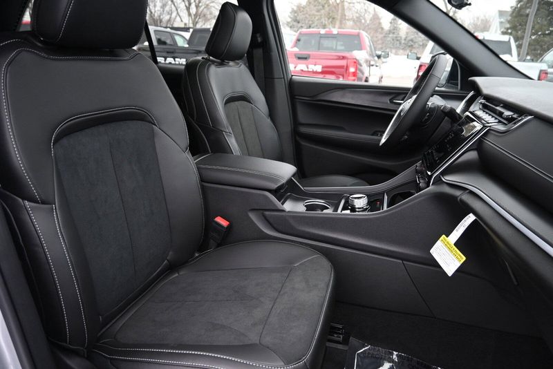 2025 Jeep Grand Cherokee Altitude XImage 19