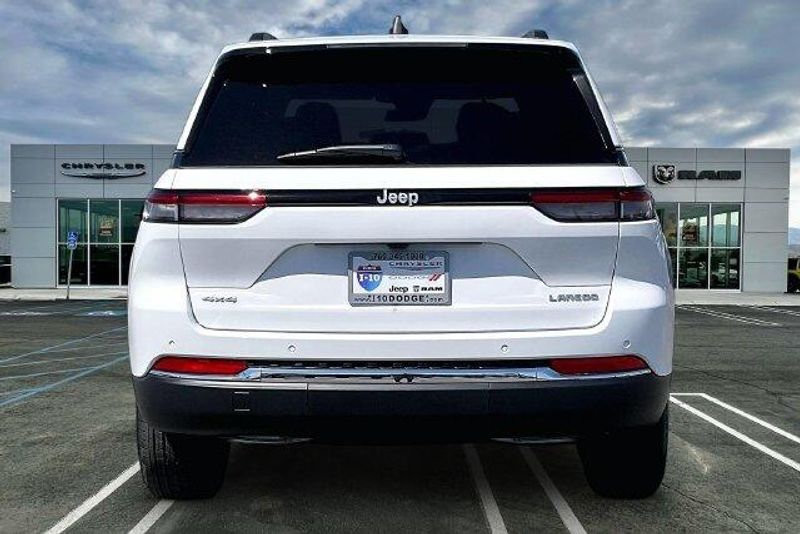New 2027 Jeep Grand Cherokee Laredo X 4x4Image 3