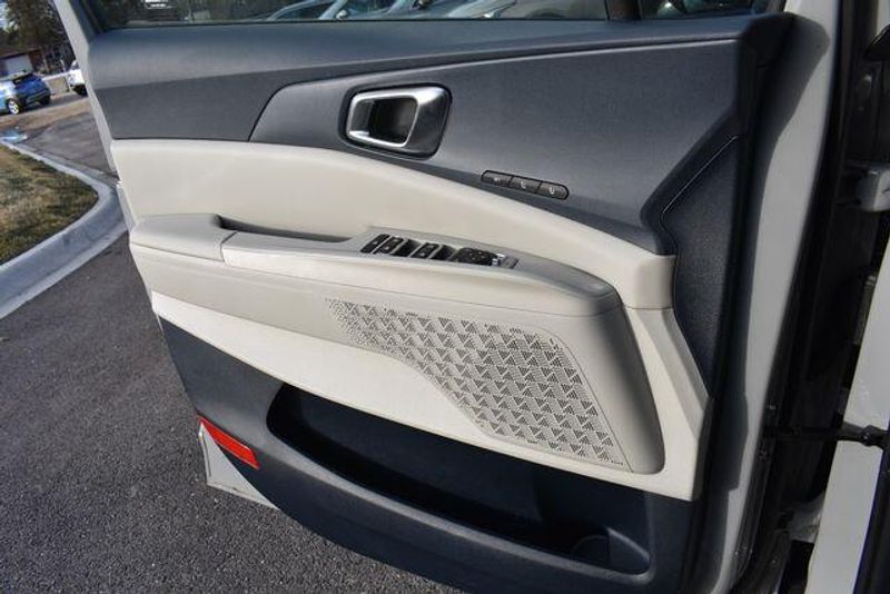 New 2026 Kia Carnival Hybrid EXImage 38