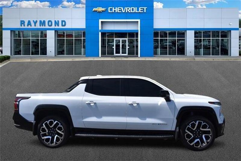 2024 Chevrolet Silverado EV RSTImage 2