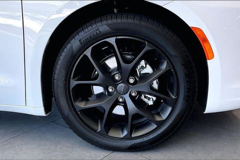 New 2027 Chrysler Pacifica LimitedImage 8