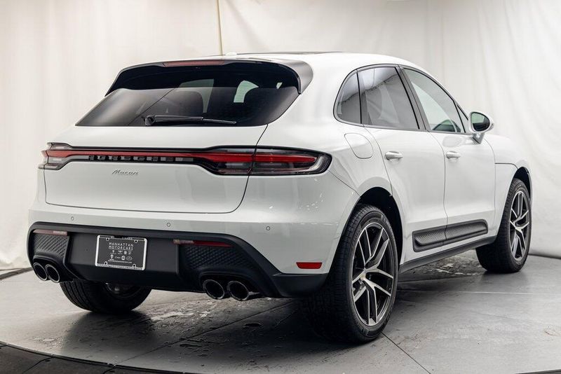 2025 Porsche Macan BaseImage 5