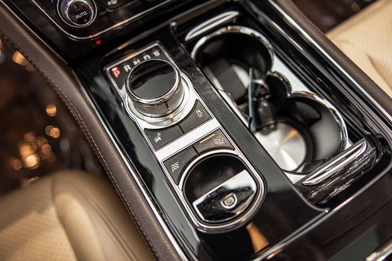 2015 Jaguar XJ Base photo 31