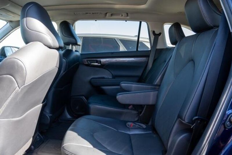 Used 2022 Toyota Highlander Hybrid PlatinumImage 13