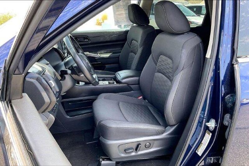 Used 2025 Nissan Pathfinder SVImage 24