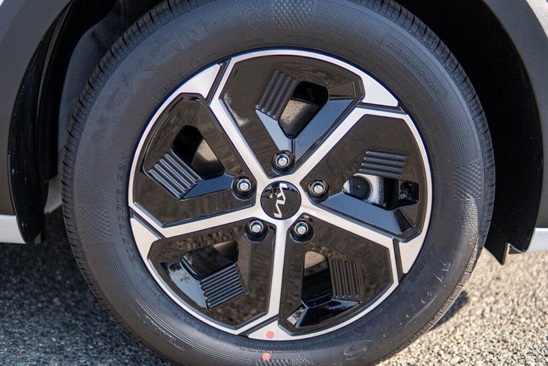 New 2026 Kia Niro LXImage 8
