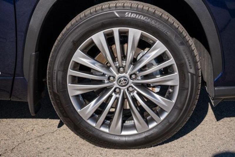 Used 2022 Toyota Highlander Hybrid PlatinumImage 9