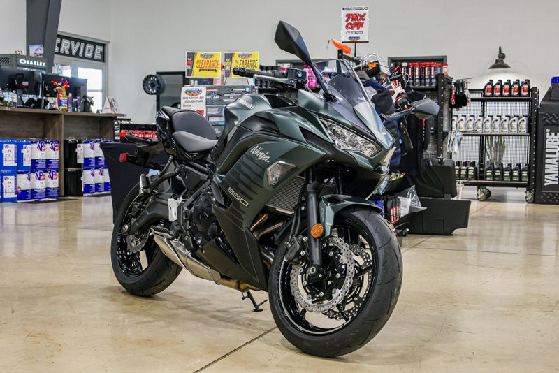 2025 KAWASAKI NINJA 650 ABS METALLIC MATTE OLD SCHOOL GREEN AND METALLIC SPARK BLACK 
