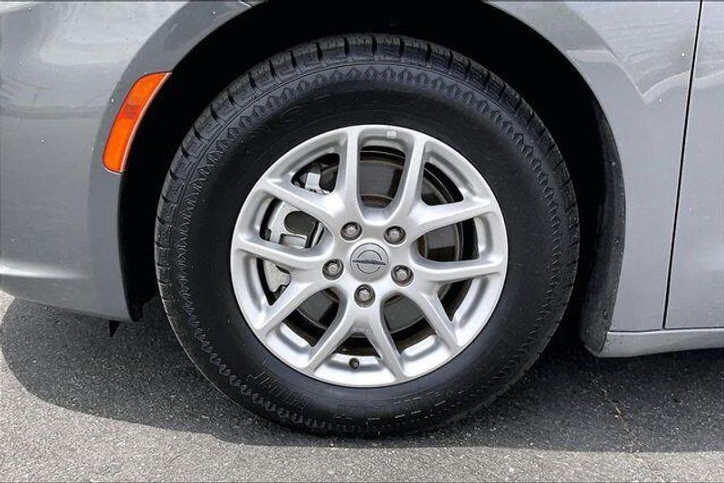 Used 2023 Chrysler Pacifica Touring LImage 8