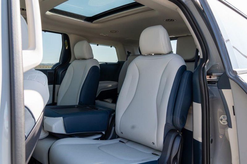 New 2026 Kia Carnival Hybrid EXImage 14