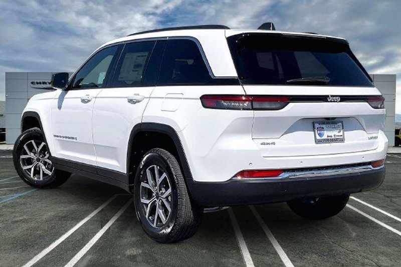 New 2027 Jeep Grand Cherokee Laredo X 4x4Image 2