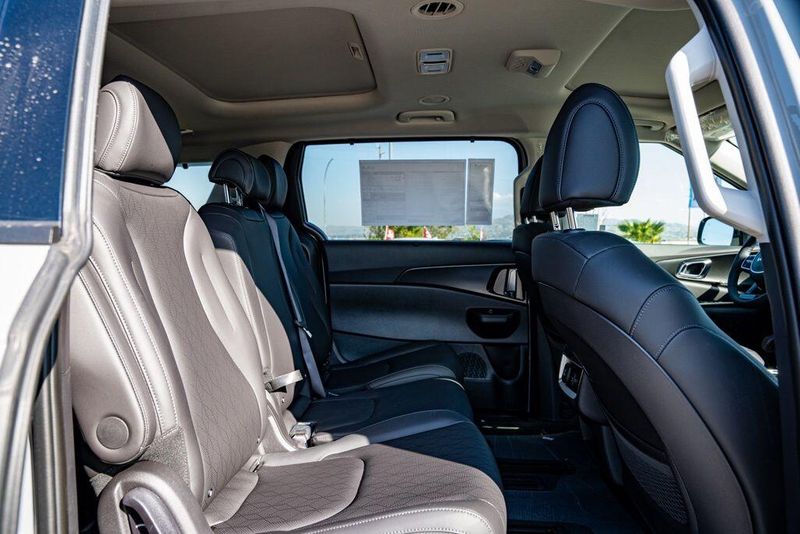 New 2026 Kia Carnival Hybrid SXImage 17