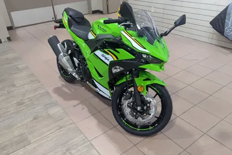 2025 KAWASAKI NINJA 500 KRT EDITION LIME GREEN AND EBONY AND PEARL BLIZZARD WHITE 