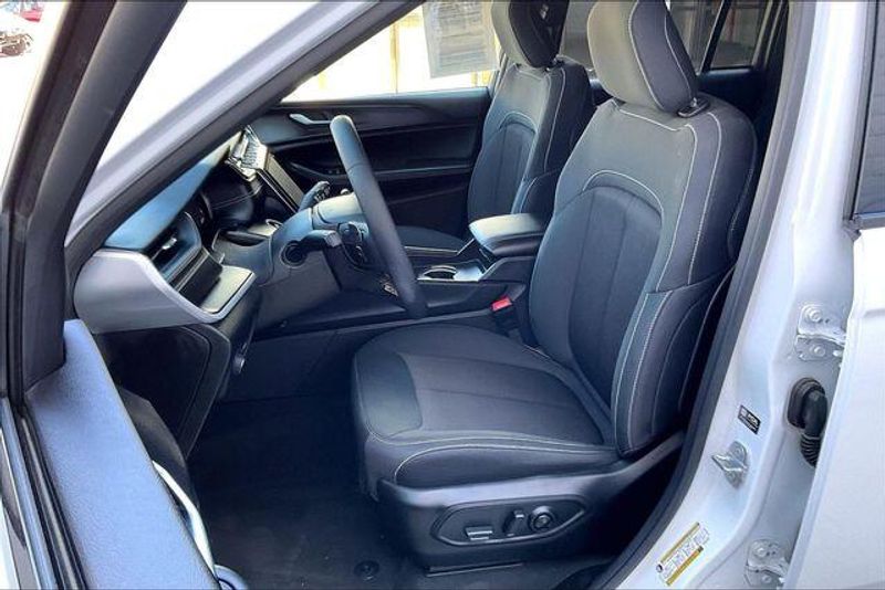 Used 2025 Jeep Grand Cherokee Laredo XImage 24