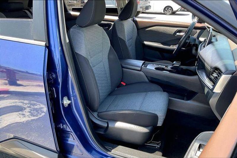 Used 2023 Nissan Rogue SVImage 6