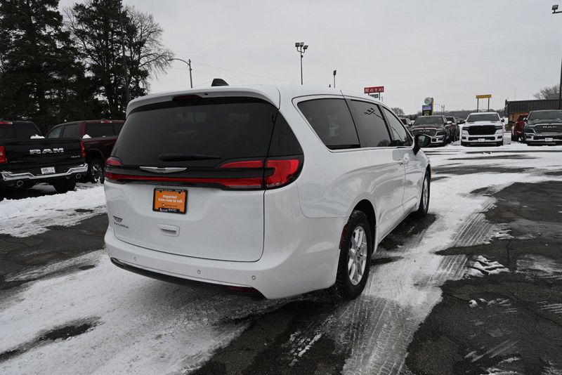 2023 Chrysler Pacifica Touring LImage 9