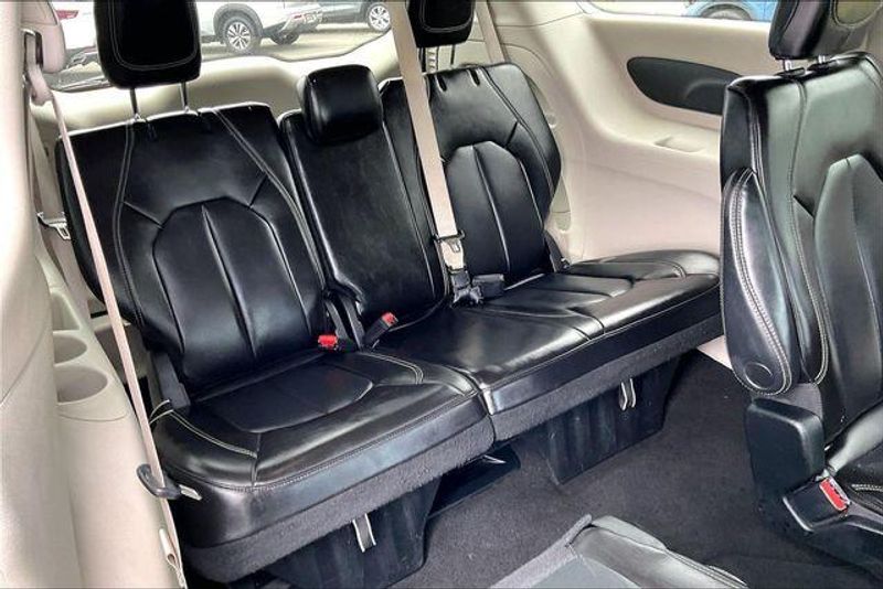 Used 2023 Chrysler Pacifica Touring LImage 35