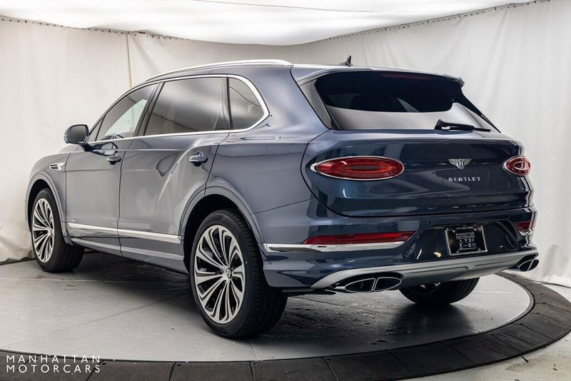 2024 Bentley Bentayga EWB V8Image 3