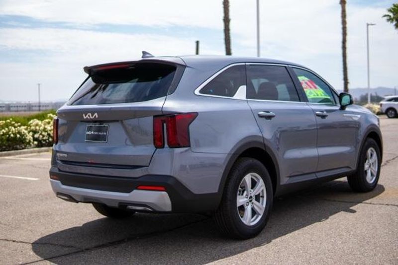 2025 Kia Sorento LXImage 7