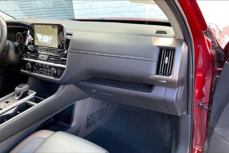 Used 2025 Nissan Pathfinder PlatinumImage 16