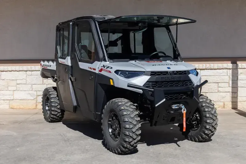 2025 POLARIS RANGER CREW XP 1000 NORTHSTAR TRAIL BOSS EDITION CRYSTAL WHITE WITH PERFORMANCE RED ACCENTS 