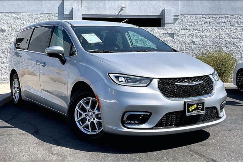 Used 2023 Chrysler Pacifica Touring LImage 12