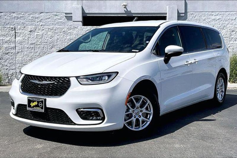 Used 2023 Chrysler Pacifica Touring LImage 1