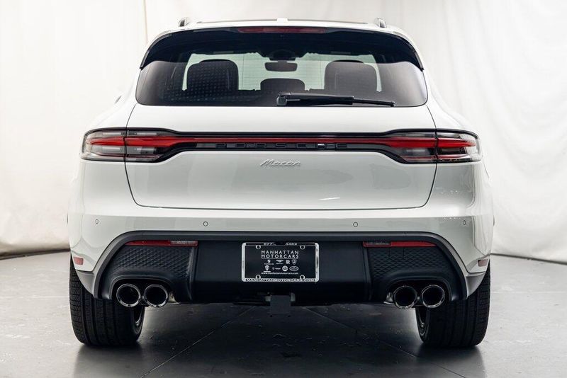 2025 Porsche Macan BaseImage 4