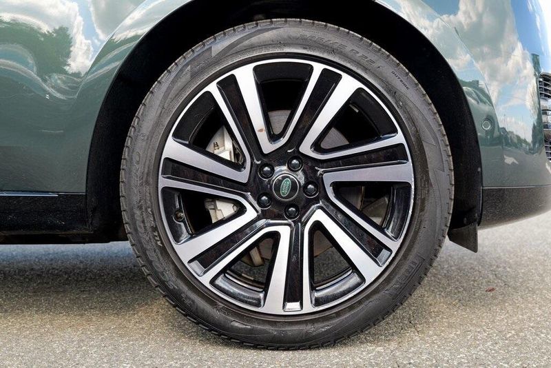 2023 Land Rover Range Rover SE photo 11