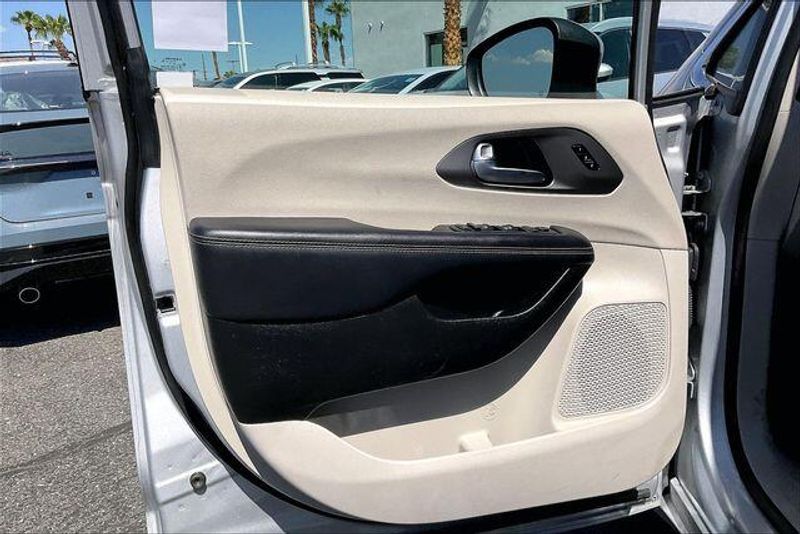 Used 2023 Chrysler Pacifica Touring LImage 22