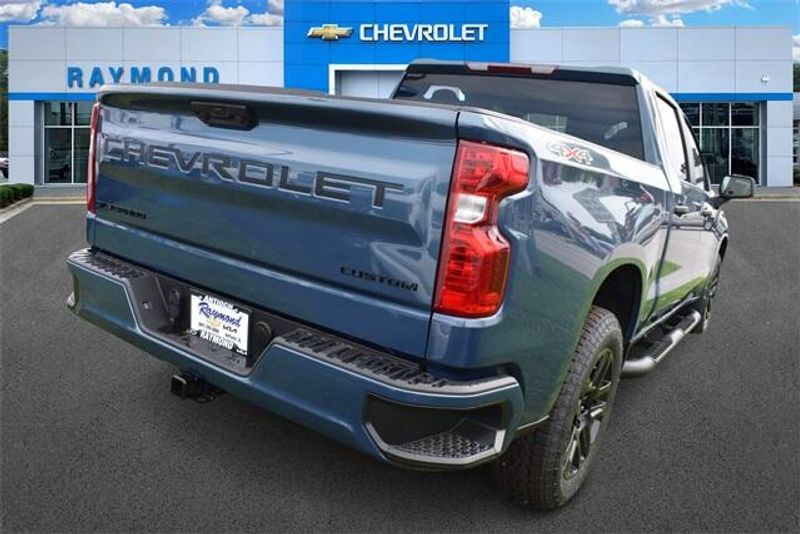 2024 Chevrolet Silverado 1500 CustomImage 3
