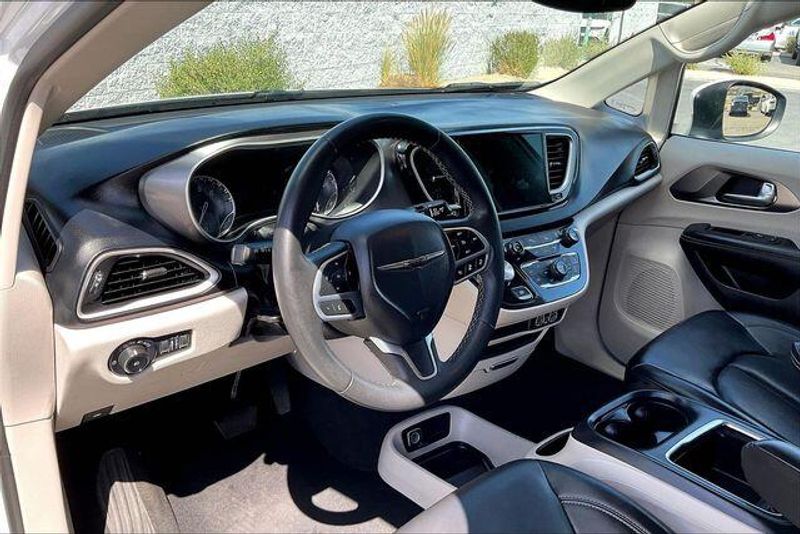 Used 2023 Chrysler Pacifica Touring LImage 14