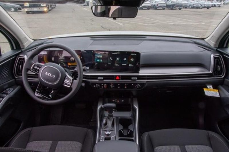 2025 Kia Sorento LXImage 12
