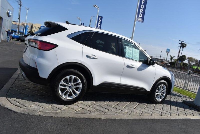 2022 Ford Escape SEImage 2