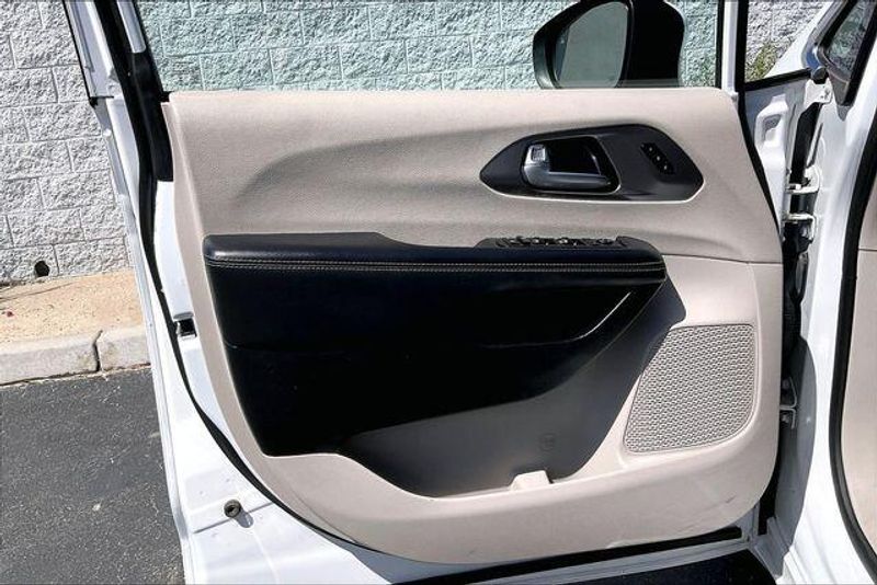 Used 2023 Chrysler Pacifica Touring LImage 22