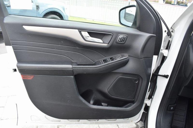2022 Ford Escape Hybrid SELImage 11