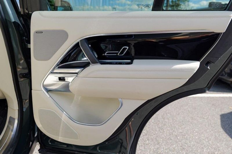 2023 Land Rover Range Rover SE photo 25