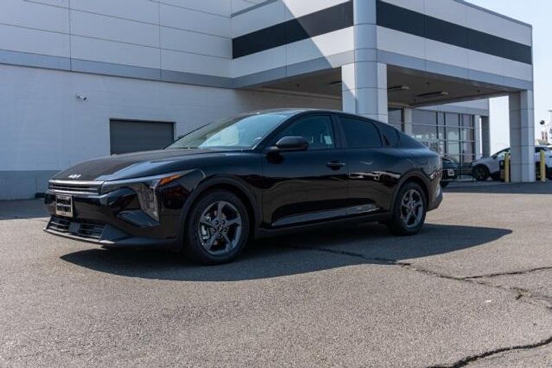 New 2025 Kia K4 LXImage 3