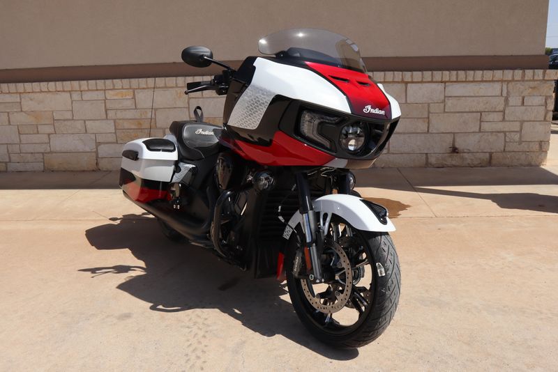 2025 INDIAN MOTORCYCLE CHALLENGER ELITE WHITE CRYSTAL WITH BLACK  RED CANDY 