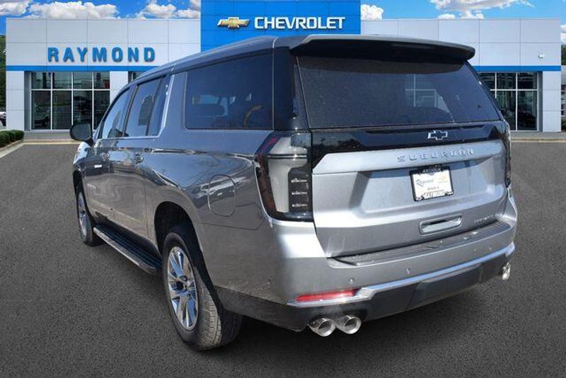 New 2026 Chevrolet Suburban PremierImage 6