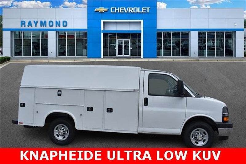 New 2025 Chevrolet Express 3500 Work VanImage 2