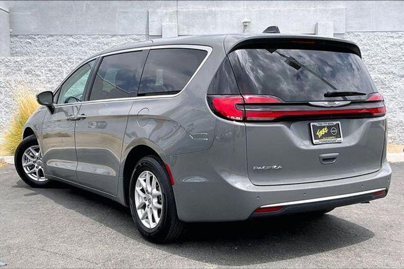 Used 2023 Chrysler Pacifica Touring LImage 10