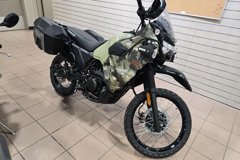 2025 KAWASAKI KLR 650 ADVENTURE ABS CYPHER CAMO TAN AND METALLIC MATTE CARBON GRAY 
