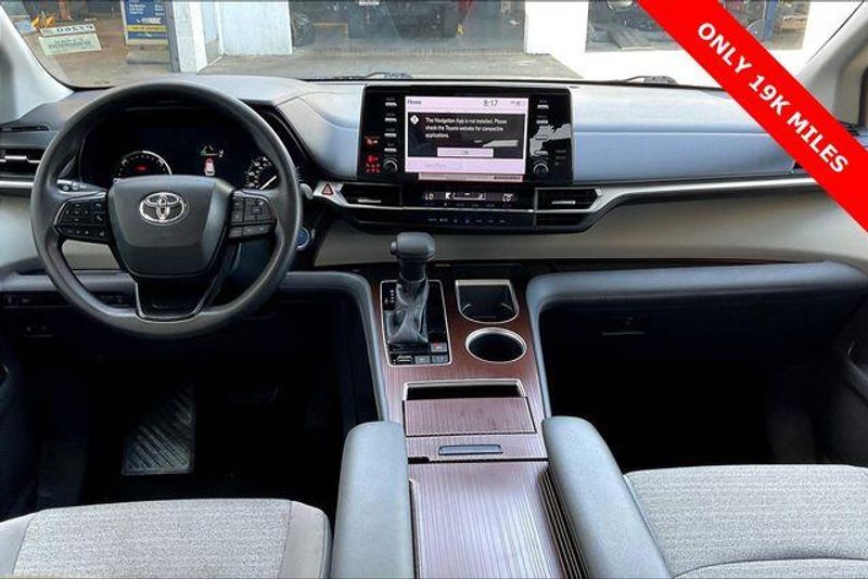 Used 2022 Toyota Sienna LEImage 15