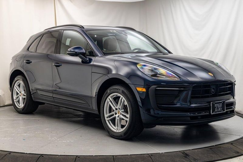 2022 Porsche Macan BaseImage 7