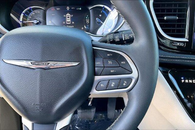 Used 2023 Chrysler Pacifica Hybrid Touring LImage 19