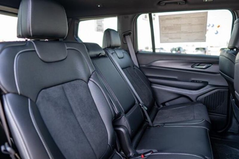 2025 Jeep Grand Cherokee L Altitude XImage 12